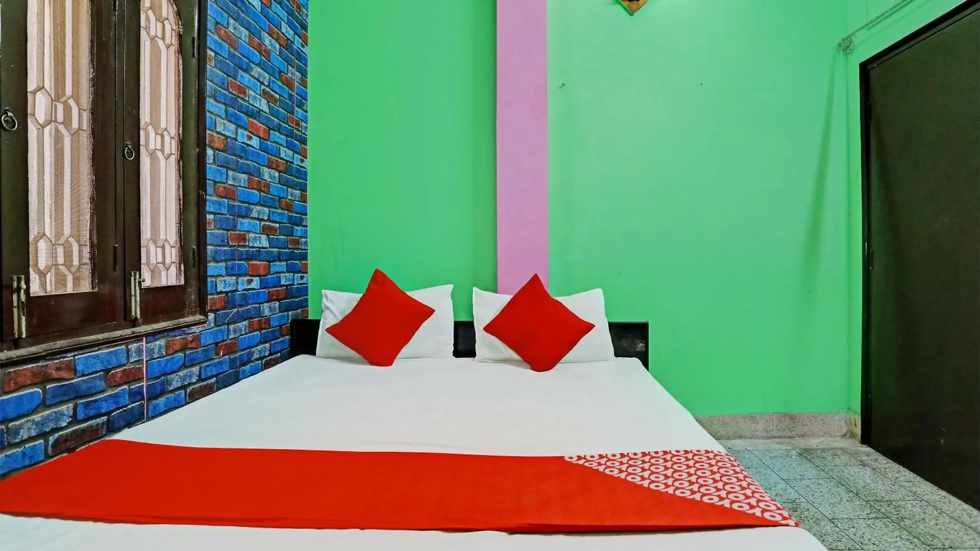 ***  Oyo Flagship Hotel Waves Varanasi India